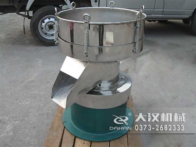 涂料振動(dòng)篩由：框體，振動(dòng)斗，出料口，振動(dòng)電機(jī)底座等部件組成
