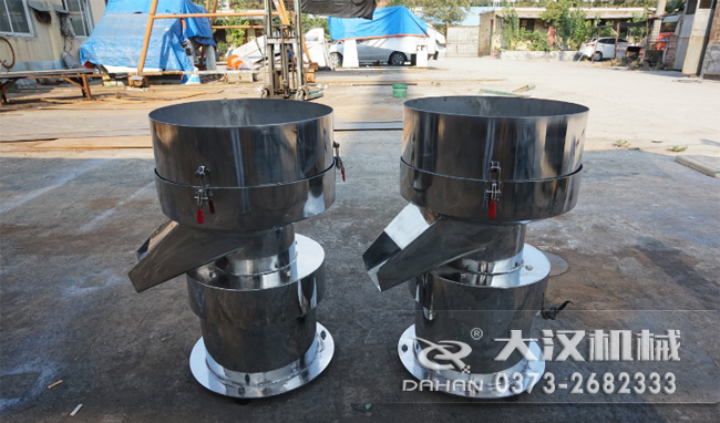 不銹鋼涂料振動(dòng)篩是一種比較受用戶歡迎的產(chǎn)品之一，主要優(yōu)勢(shì)耐酸堿，不生銹，使用壽命長(zhǎng)。
