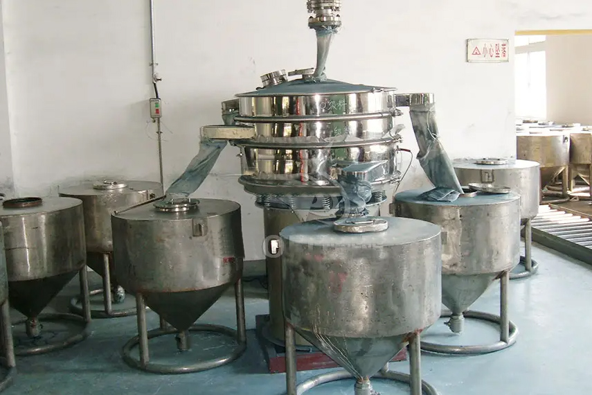 振蕩篩主要特點(diǎn)：換網(wǎng)容易，全封閉模式粉末不飛揚(yáng)，可連續(xù)作業(yè)